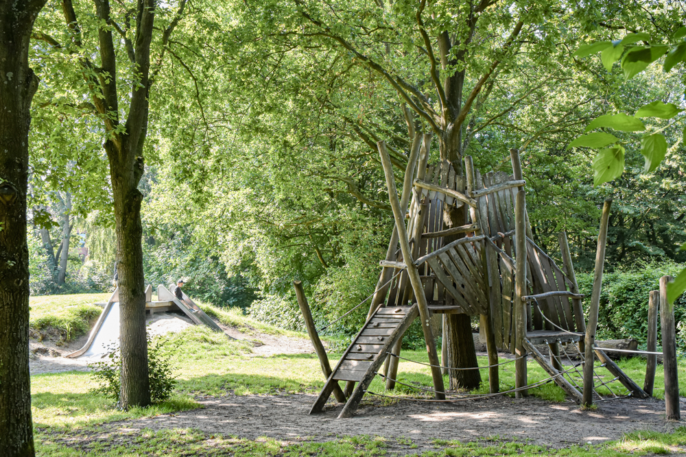 Groenhovenpark met speeltoestel tussen de bomen